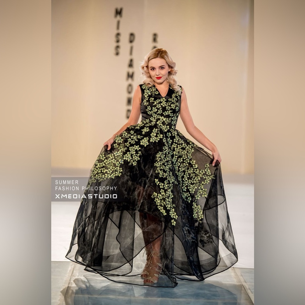 Brand new Gown super unique.